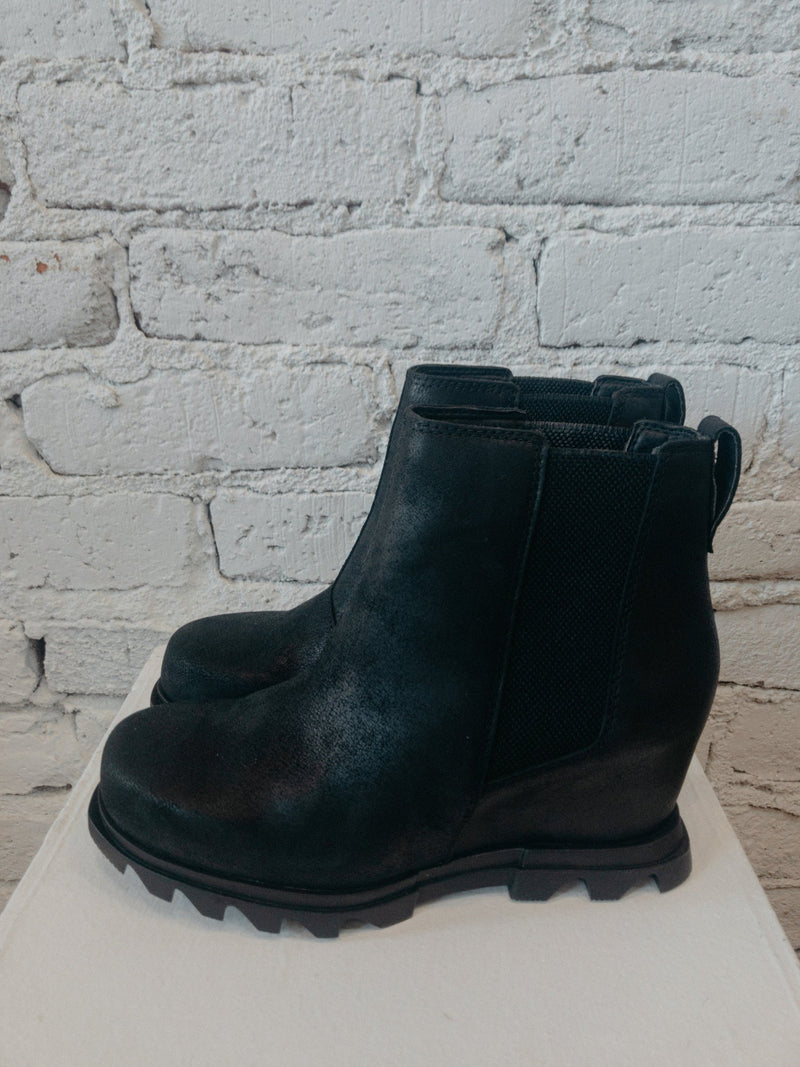 Sorel - Joan of Arctic Wedge III Chelsea - Black-Shoes-Yellow Umbrella